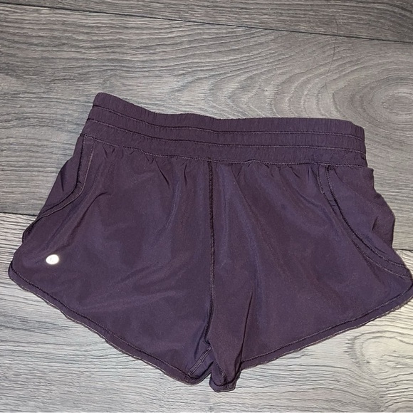 LuLuLeMoN beat the heat running shorts size 4 excellent condition black currant - Picture 10 of 11
